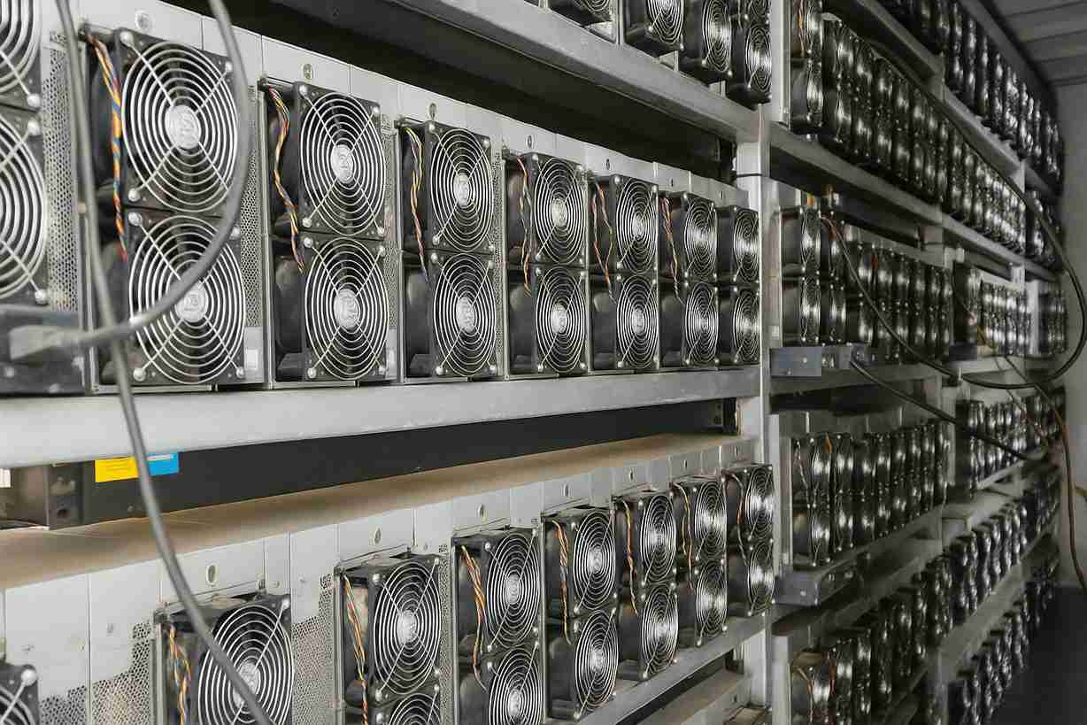 随着比特币矿工转向人工智能数据中心，伯恩斯坦上调目标