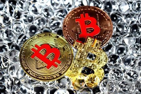 比特币长期持有者加速抛售，市场需求疲软致价格承压